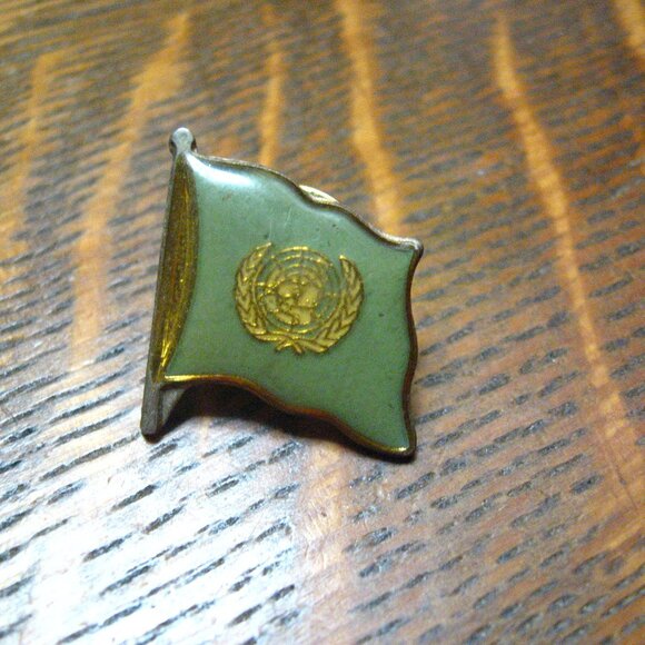 United Nations Flag 1980's KACO Lapel Pin - Picture 1 of 4